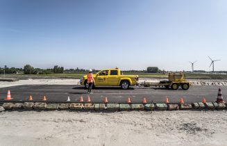 Proefopstelling-tunnelwegdek-met-auto-op-het-wegdek-2