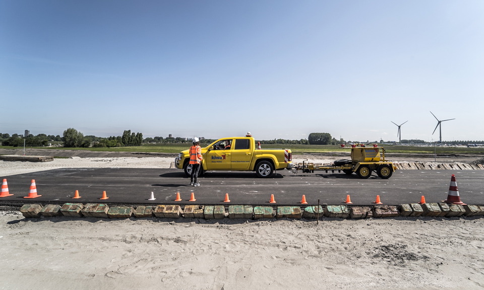 Proefopstelling-tunnelwegdek-met-auto-op-het-wegdek-2
