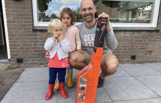Vader met heggenschaar