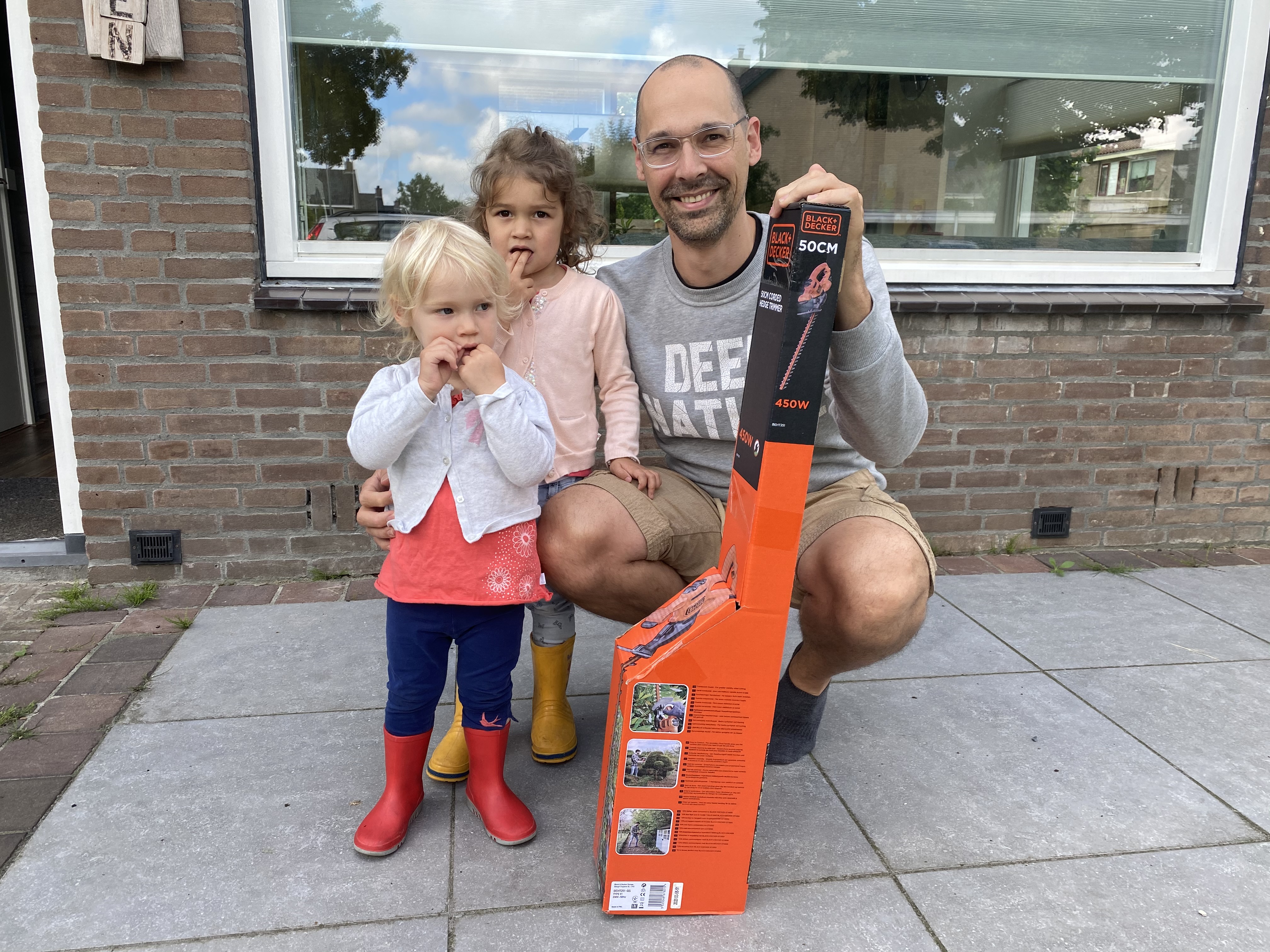 Vader met heggenschaar