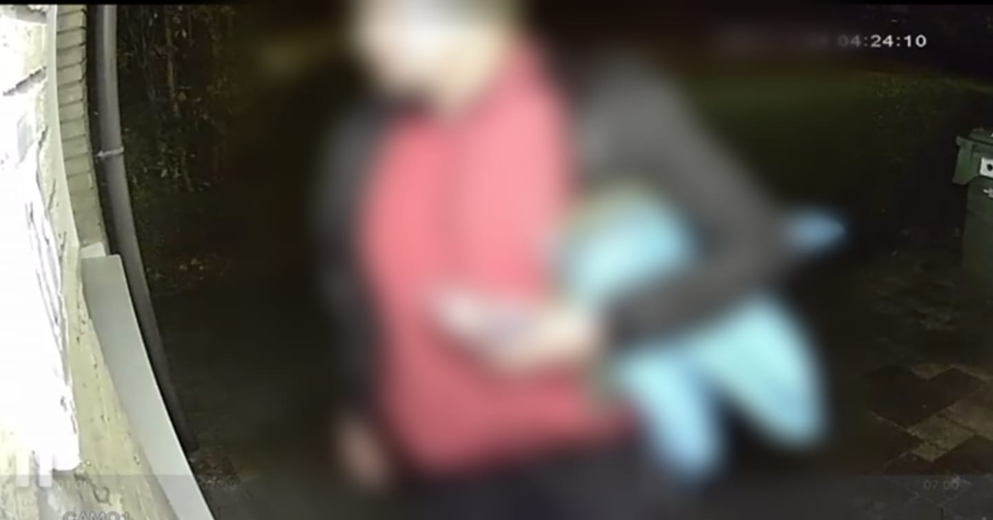 man aan deur