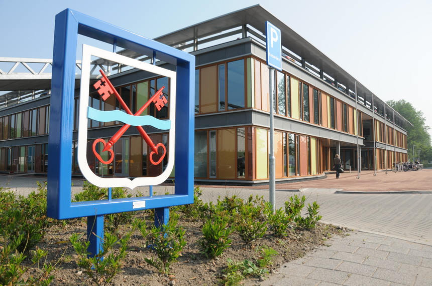 Gemeentehuis met wapen