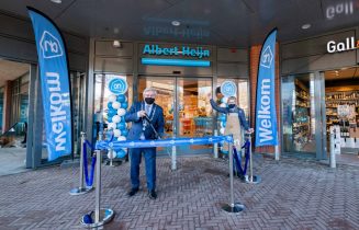 Vernieuwde AH Voorschoten heropend door Burgemeester Aptroot en Joke van Brecht foto ALbert Heijn Nicole Ermen