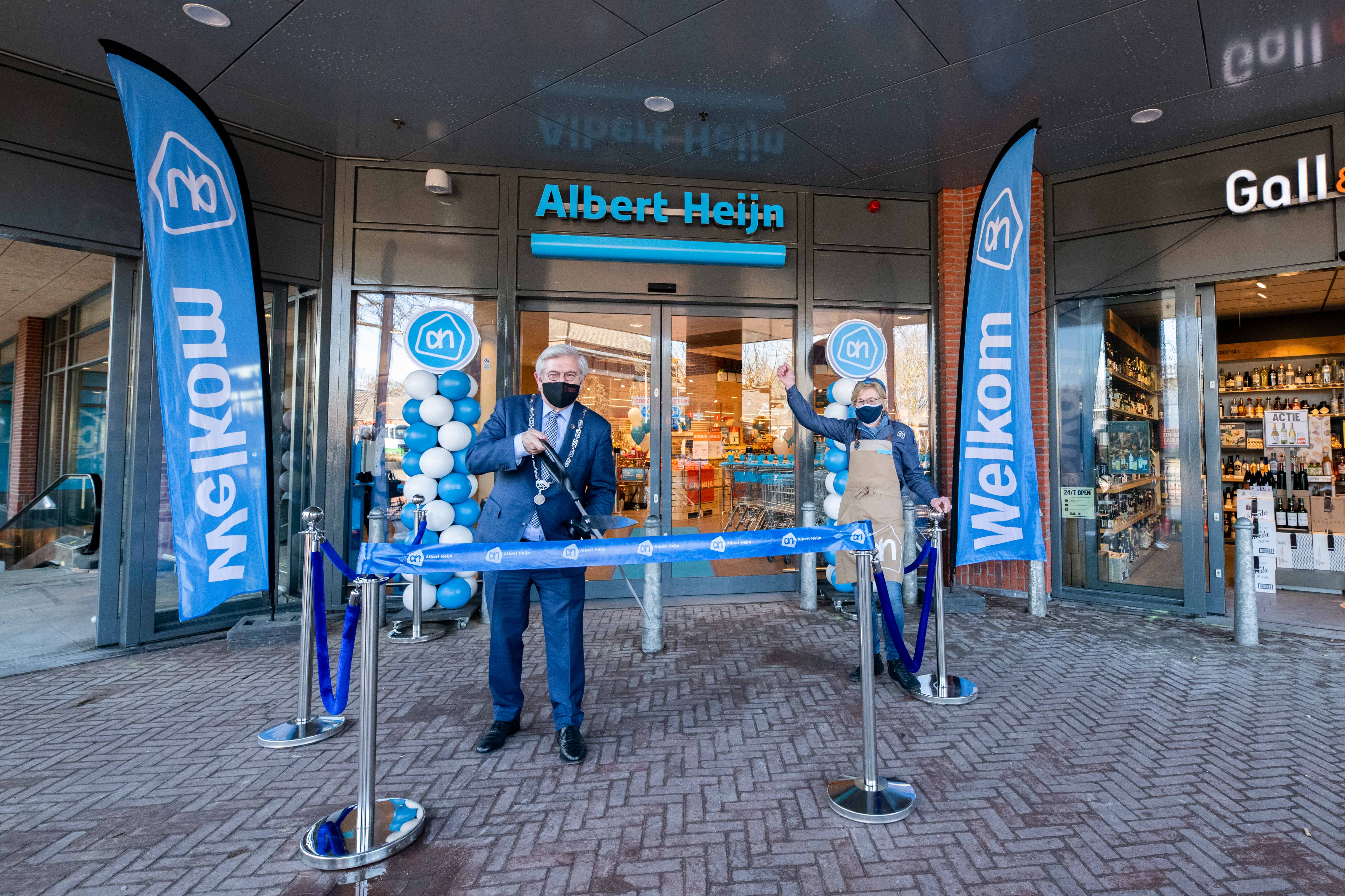 Vernieuwde AH Voorschoten heropend door Burgemeester Aptroot en Joke van Brecht foto ALbert Heijn Nicole Ermen