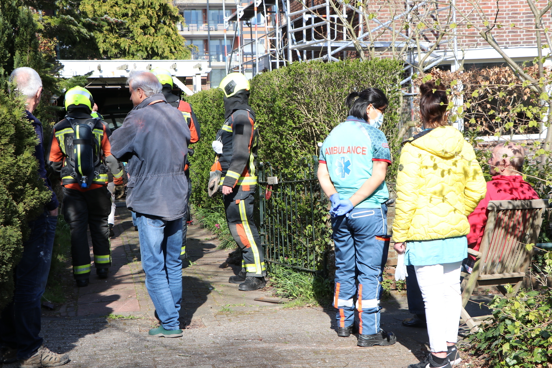 Persoon gewond bij brand in garage, Rijndijk in Leiden