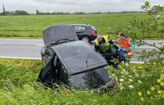 Auto in greppel N206 Zoeterwoude mei 21