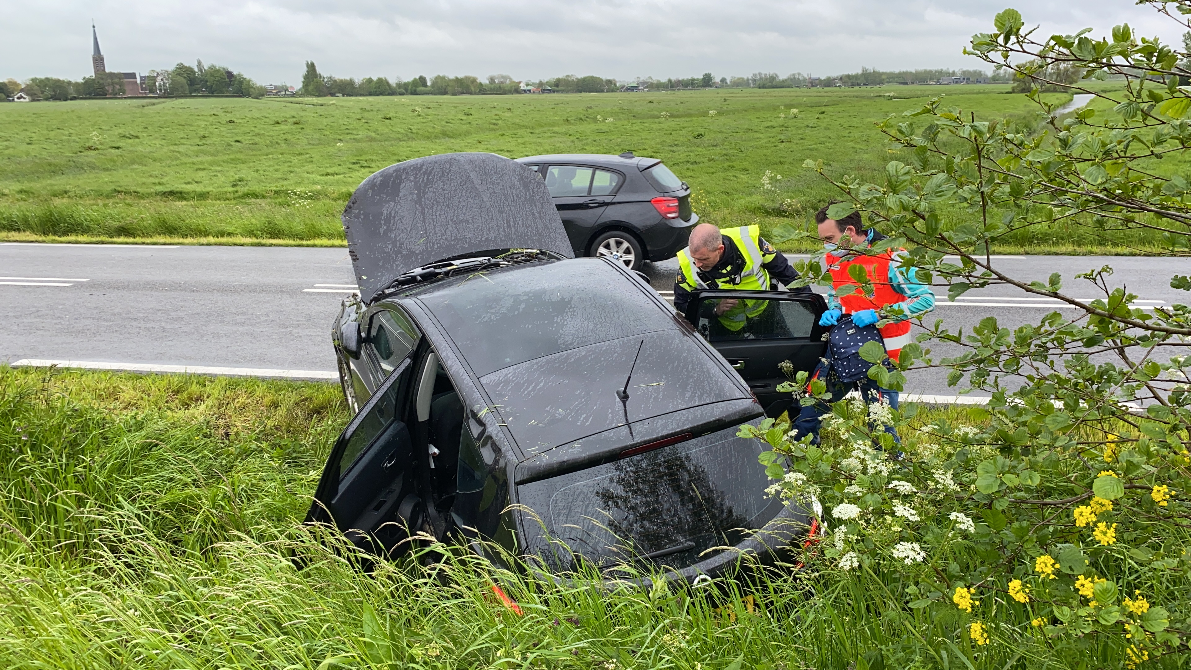 Auto in greppel N206 Zoeterwoude mei 21