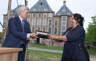 Burgemeester Aptroot draagt voorzittershamer over