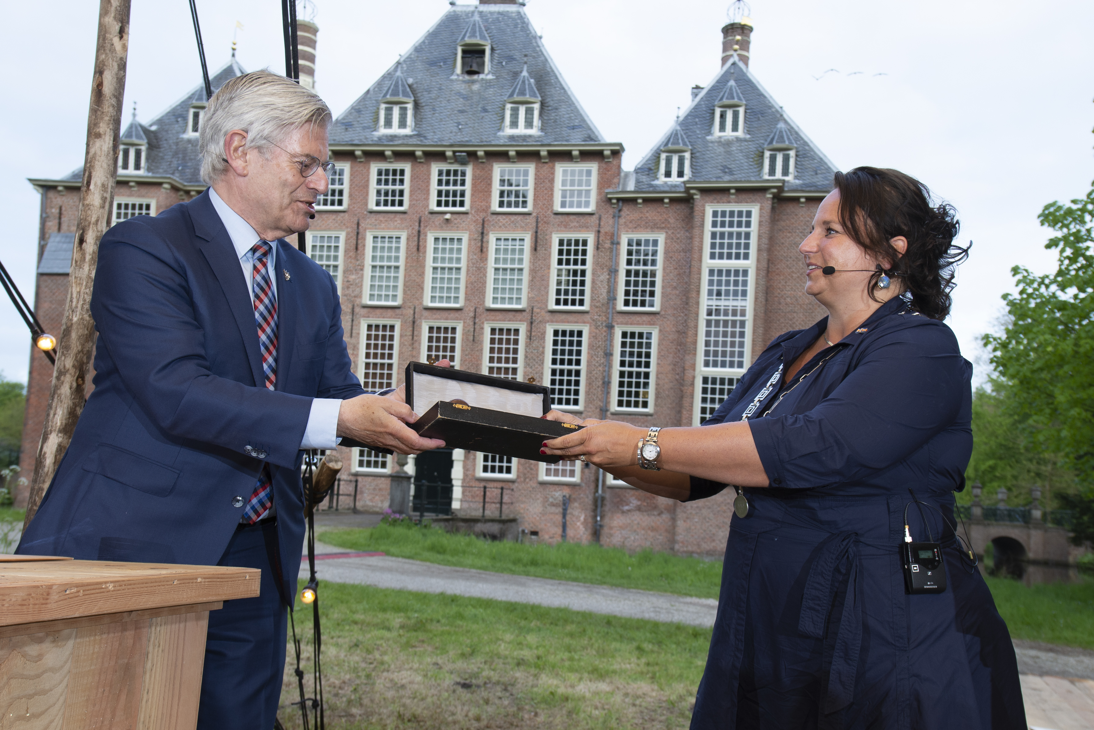 Burgemeester Aptroot draagt voorzittershamer over