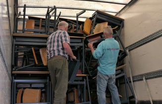 passen en meten om het schoolmeubilair in de vrachtwagen te krijgen - foto Aart G. Broek - rsc