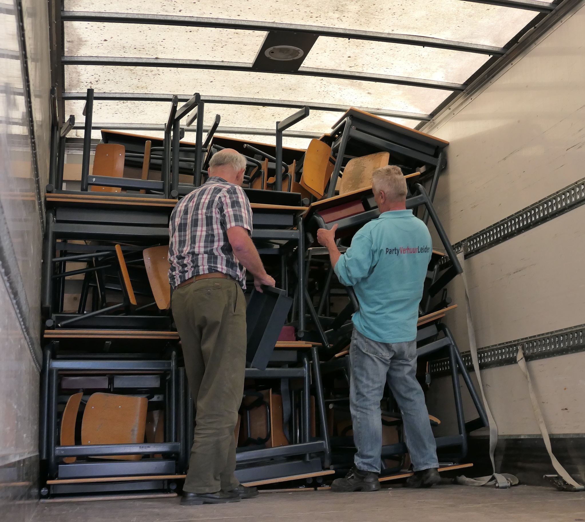 passen en meten om het schoolmeubilair in de vrachtwagen te krijgen - foto Aart G. Broek - rsc