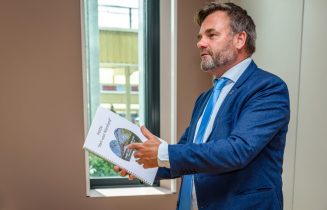Petitie Hart voor Mareland overhandigd aan wethouder Dirkse - Foto door: Rob van Dullemen ©