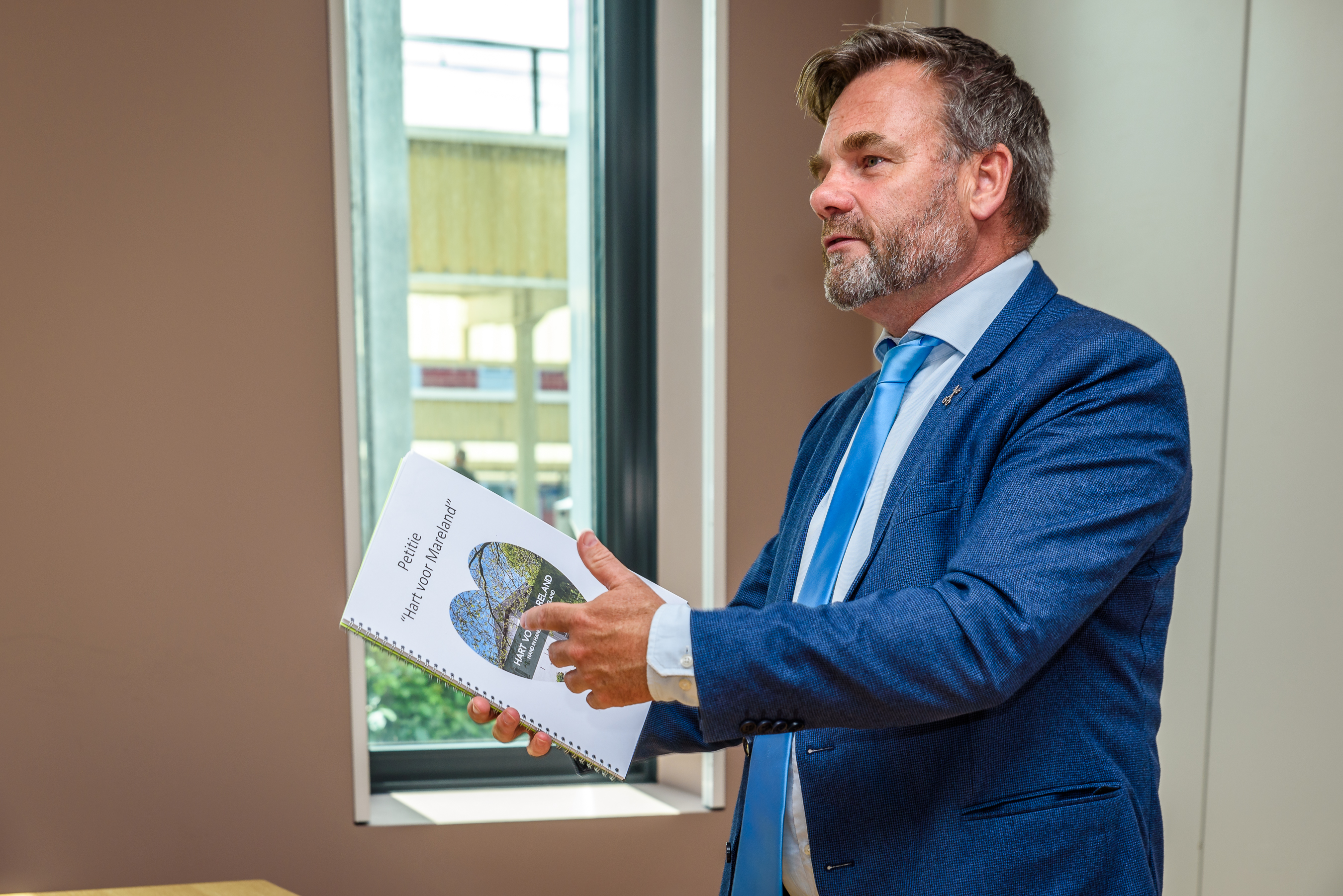 Petitie Hart voor Mareland overhandigd aan wethouder Dirkse - Foto door: Rob van Dullemen ©