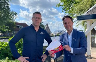 Foto overhandiging horecabonnen door wethouder De Bruijn