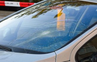 Auto schept fietser Zoeterwoudseweg
