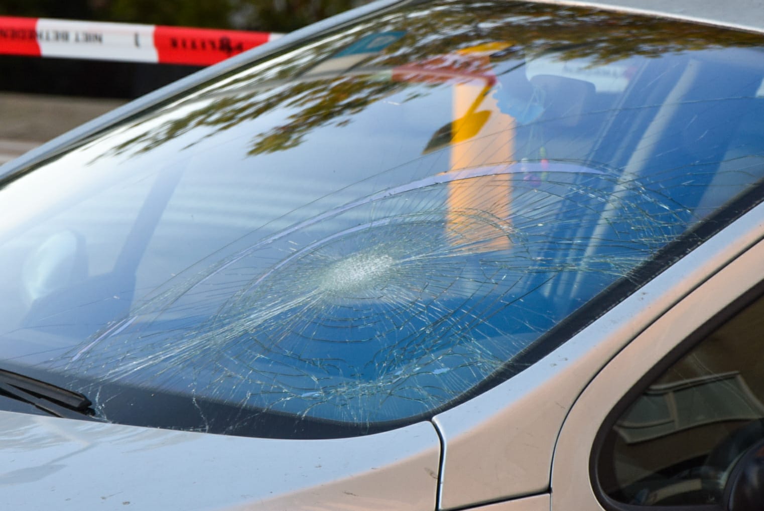 Auto schept fietser Zoeterwoudseweg