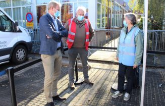 Burgemeester Fred van Trigt bedankt medewerkers van de GGD-prikbus - rechtenvrije foto (2)