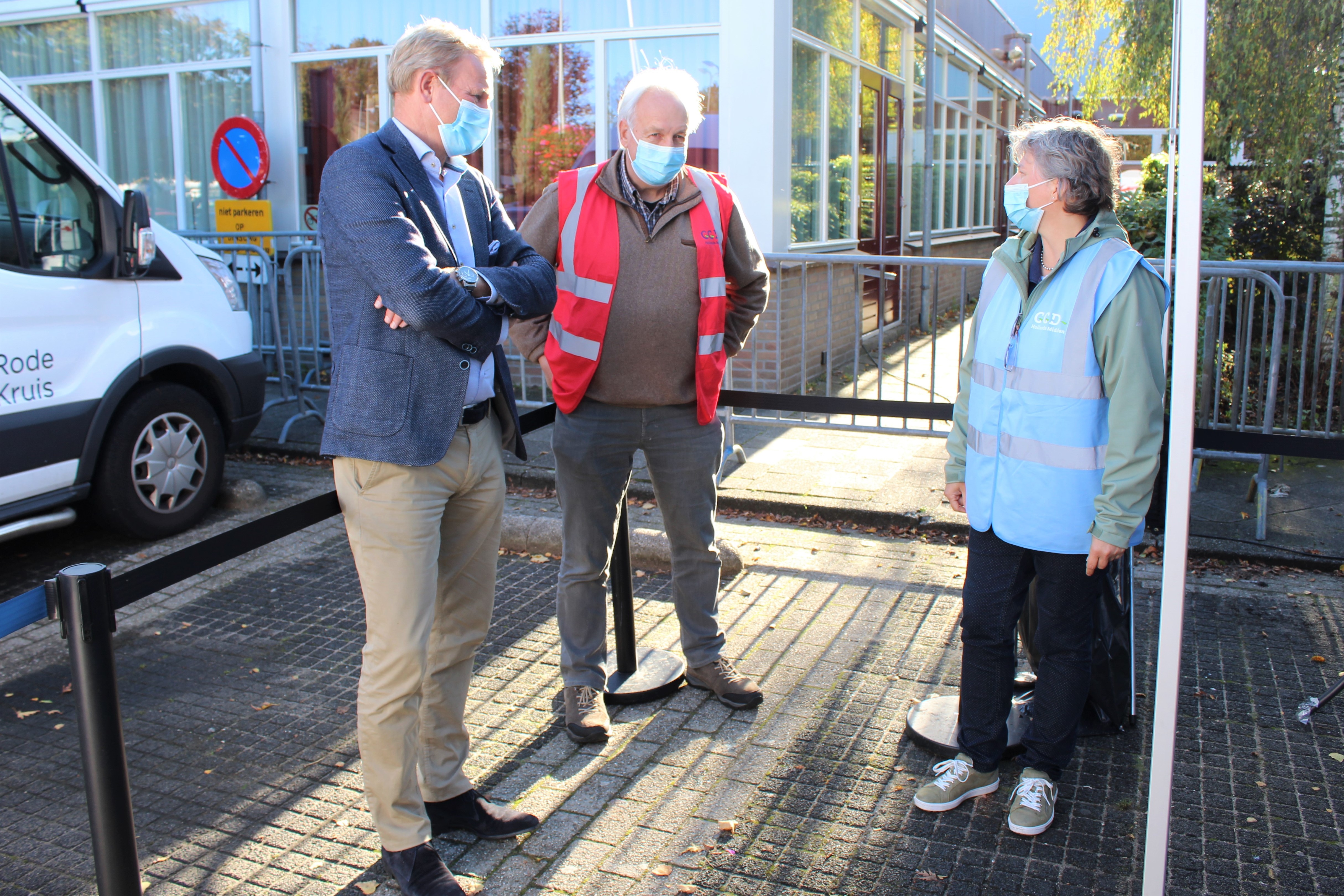 Burgemeester Fred van Trigt bedankt medewerkers van de GGD-prikbus - rechtenvrije foto (2)