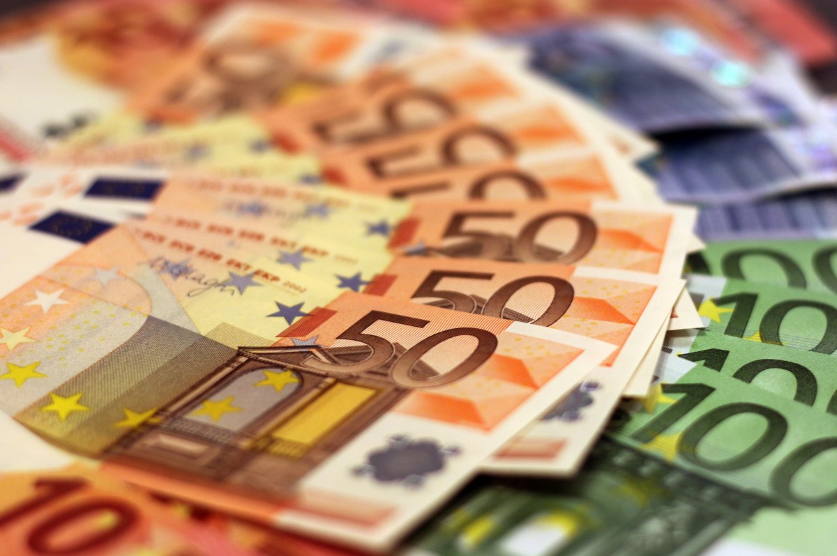 money_bank_note_euro_banknote_paper_money_bill_many_stack-680082