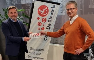 2021-11-12 overhandiging flyer bijgesneden