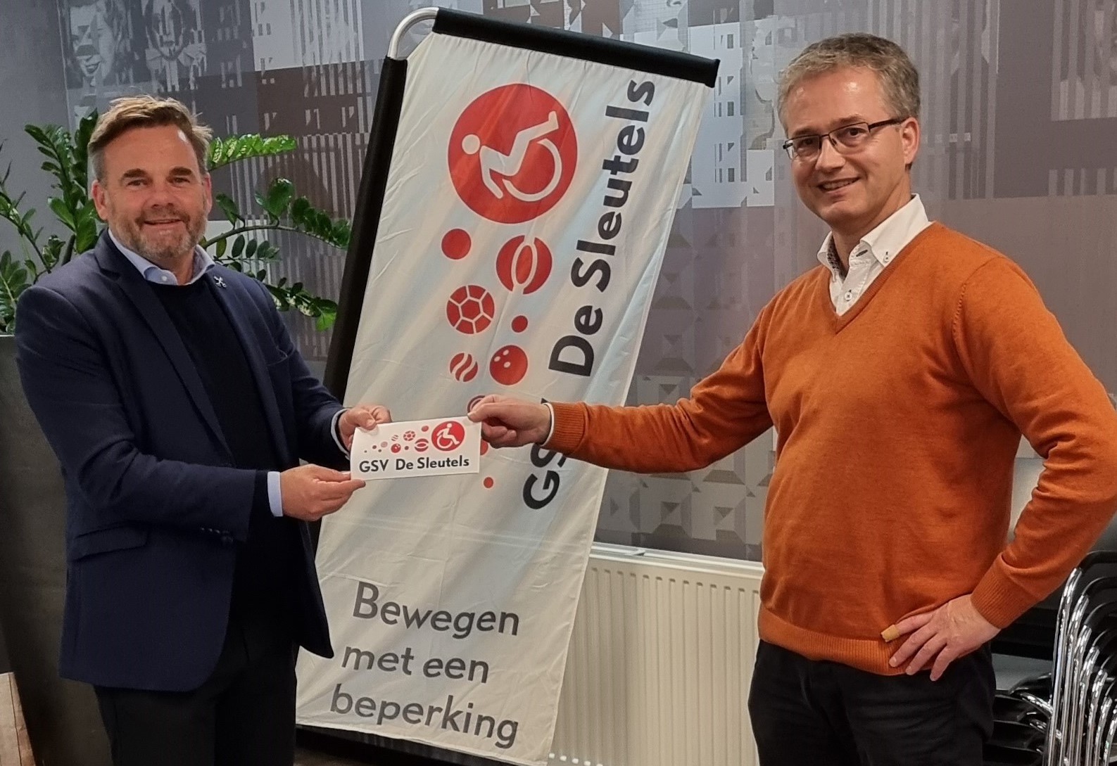 2021-11-12 overhandiging flyer bijgesneden