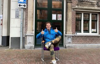 Ook Jochem Myjer nam een stoel mee voor zijn schrijfkamer