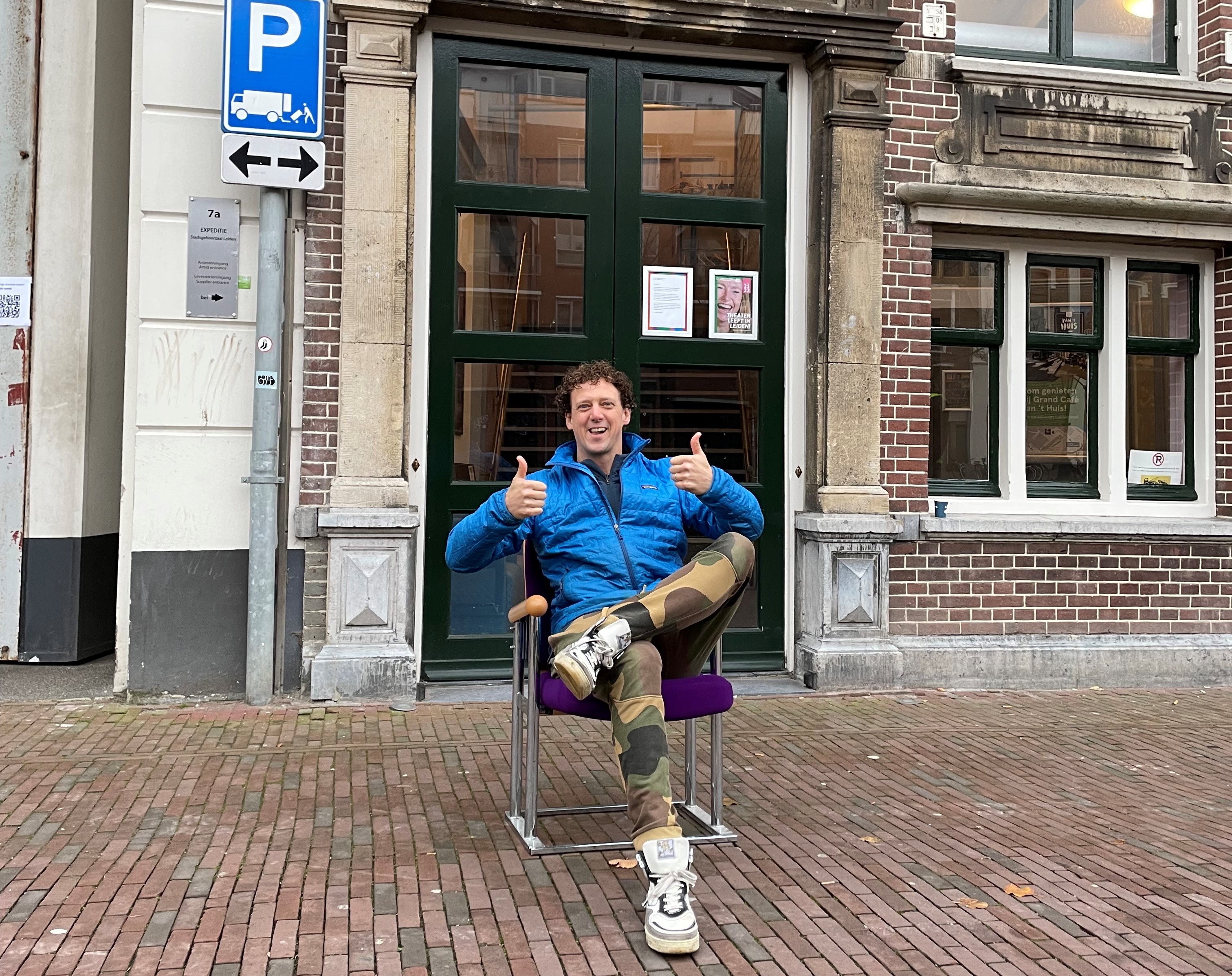 Ook Jochem Myjer nam een stoel mee voor zijn schrijfkamer