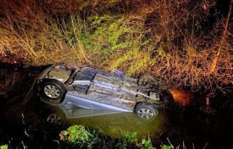 Auto op de kop langs N446 DEC12