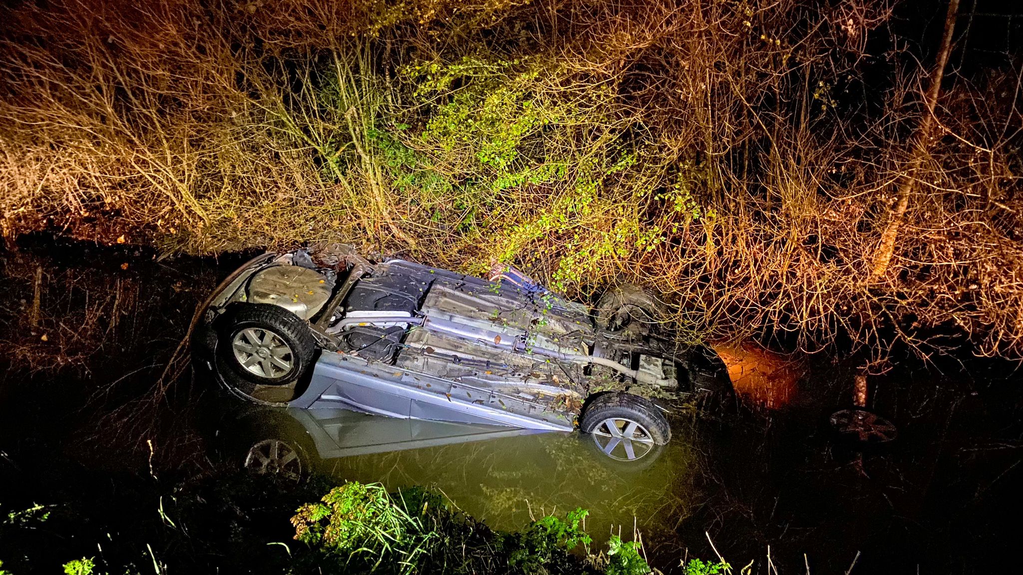 Auto op de kop langs N446 DEC12
