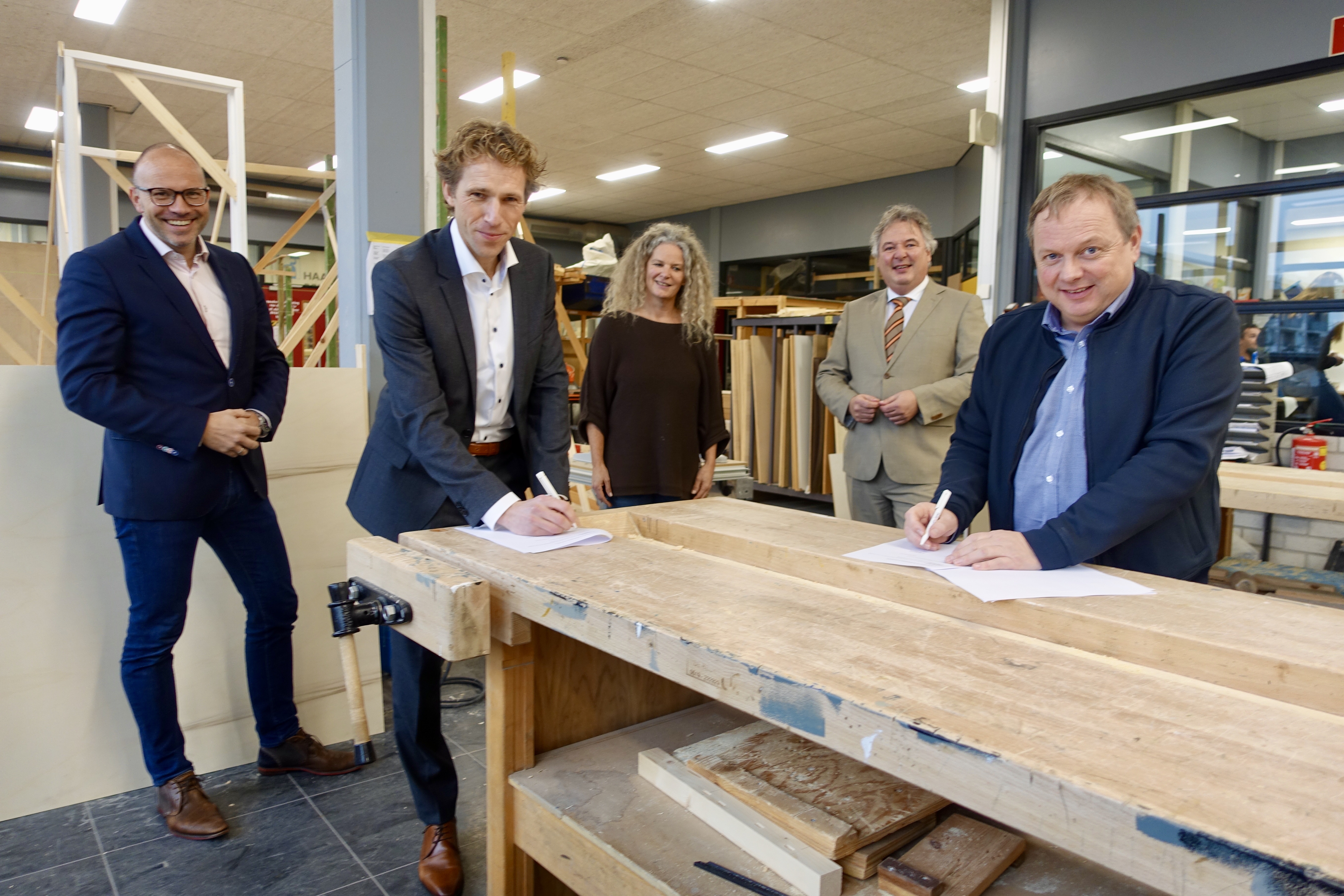 ondertekening beroepskwalificatie bouw MBO Rijnland Vakcollege