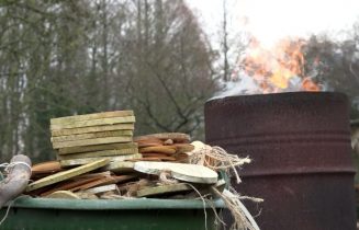 800 houten hartjes symbolisch verbrand bij Rhijnhof als hemelpost