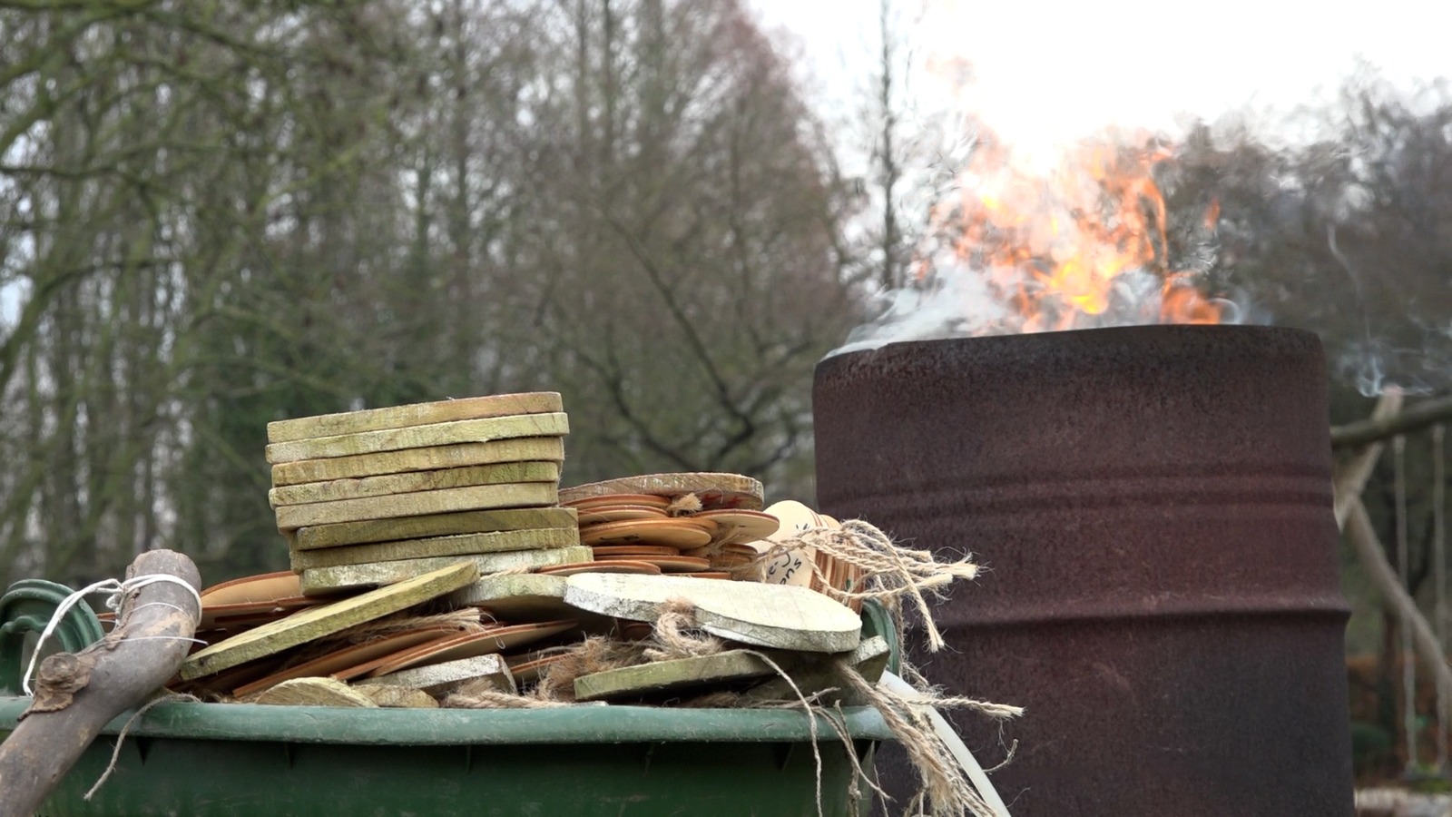 800 houten hartjes symbolisch verbrand bij Rhijnhof als hemelpost