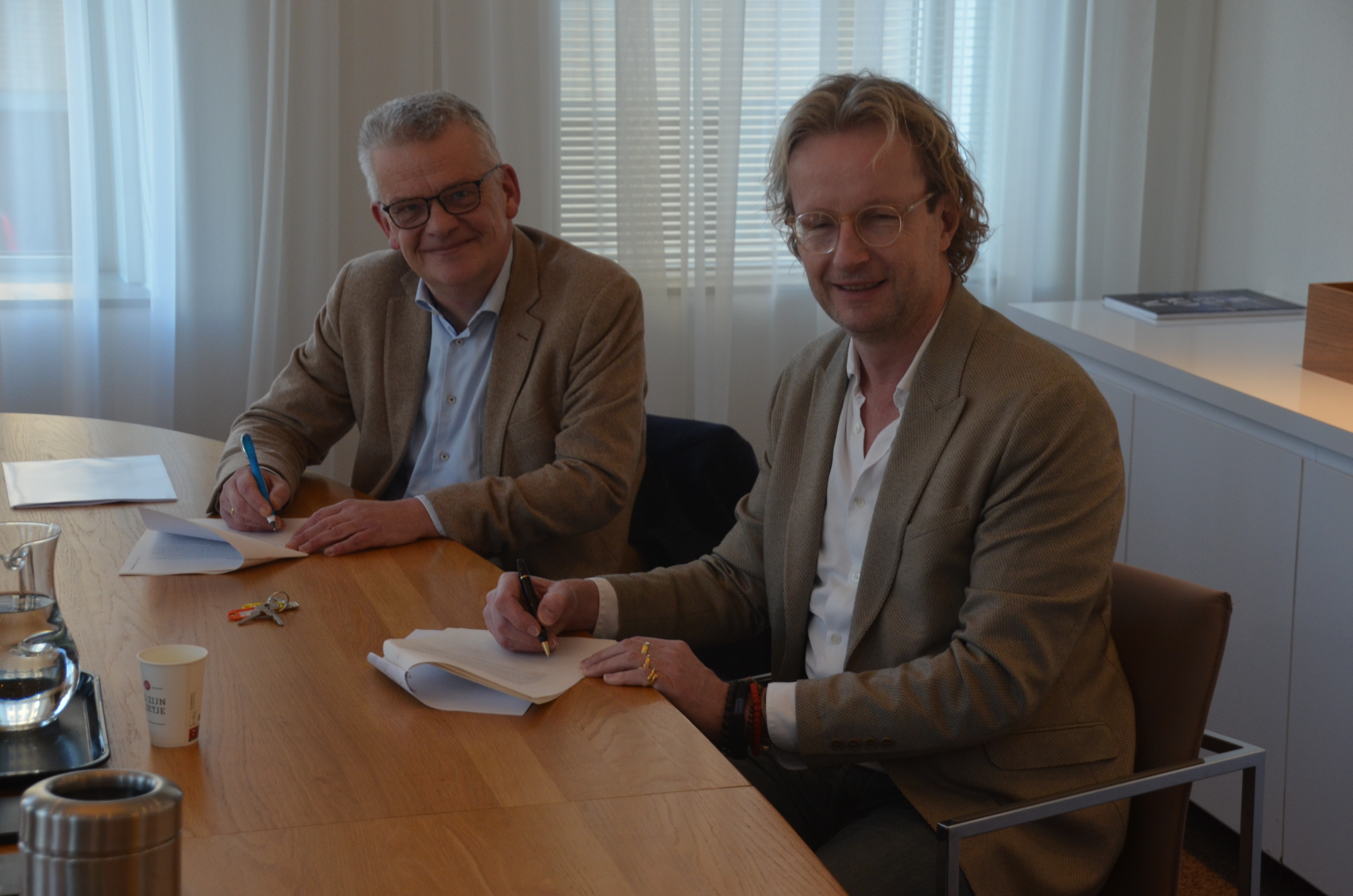 220223 Foto 1 Ondertekening acte van levering