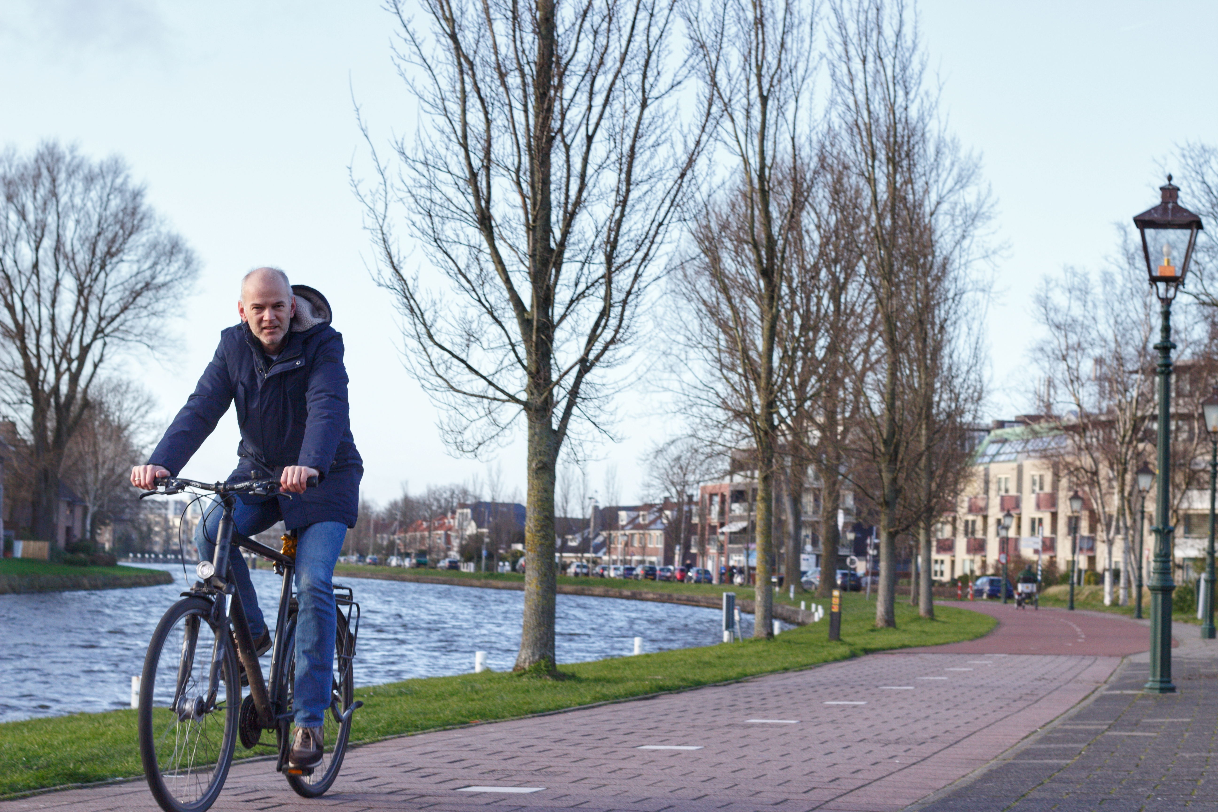 Arie Janssen op de fiets door Leiderdorp