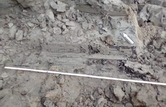 ADC ArcheoProjecten-de aangetroffen eikenhouten planken tijdens de graafwerkzaamheden 2