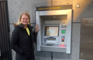 Caroline klaver pinautomaat