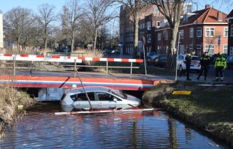 Geparkeerde auto rijdt water in Ter Haardkade MRT22