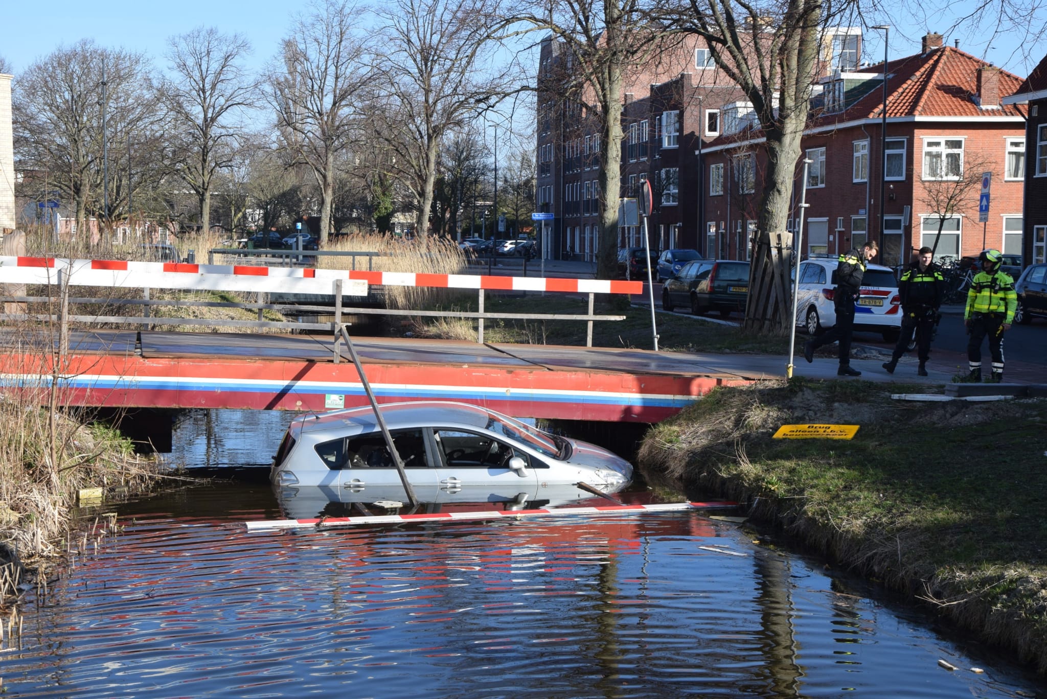 Geparkeerde auto rijdt water in Ter Haardkade MRT22