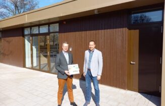 Opleverhandeling 7 mrt - Wethouder Hubert Schokker en directeur Blanksma Bouwbedrijf BV de heer Van Gurp